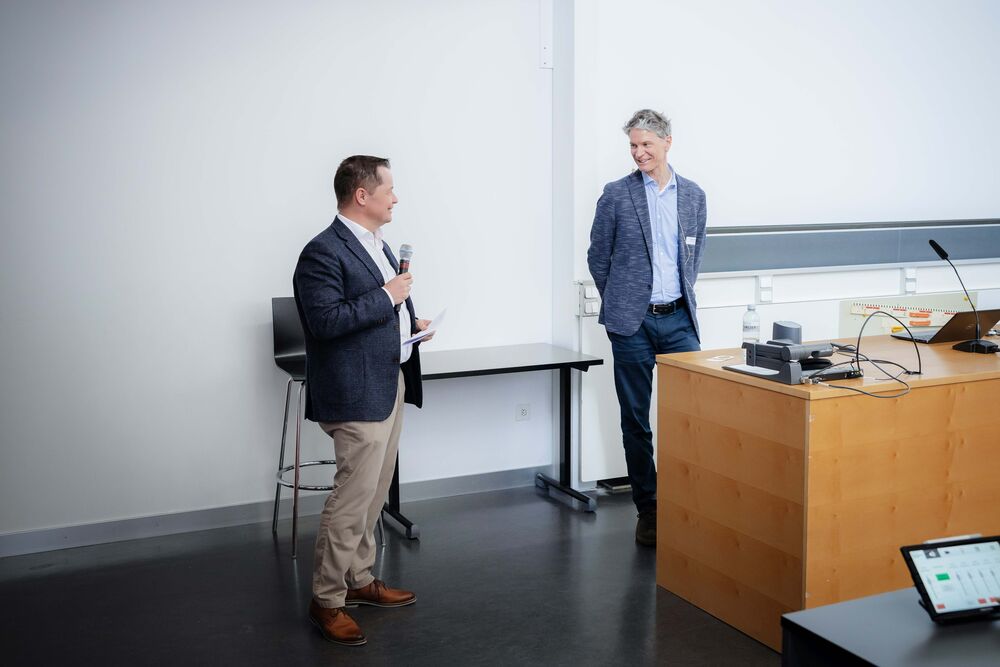 Urs-Peter Menti (Co-Institutsleiter des IGE) moderiert die Fragerunde mit Referent Andreas Eckmanns (Fachspezialist Energieforschung und Cleantech, BFE). (Foto: Daniel Dyntar)